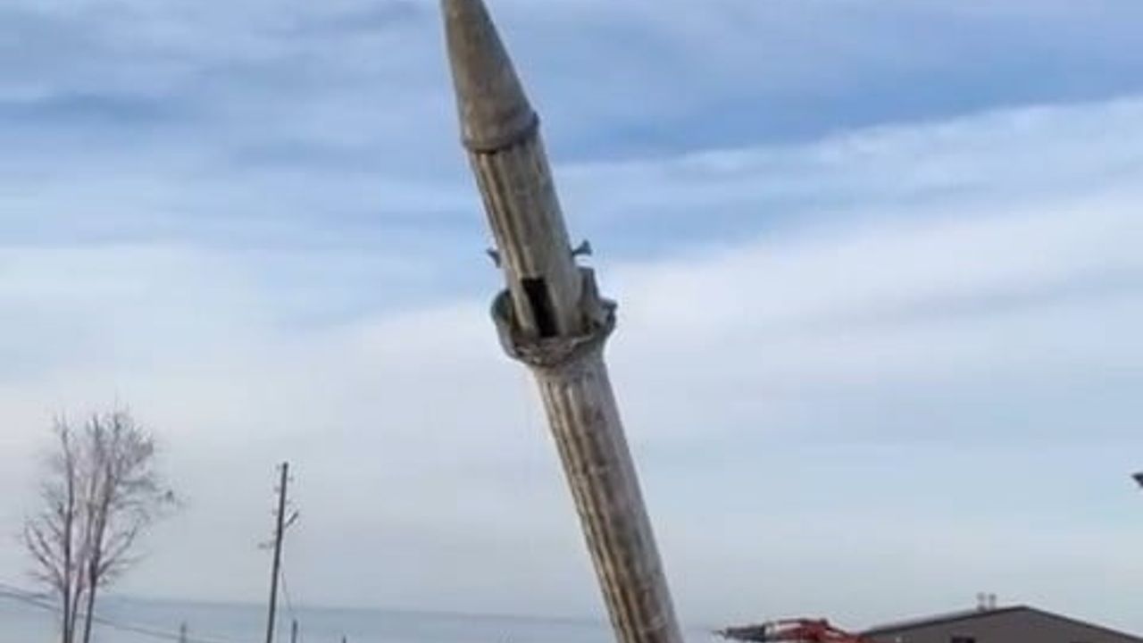 Pazar'da Eski Caminin Minaresi Kontrollü Şekilde Yıkıldı