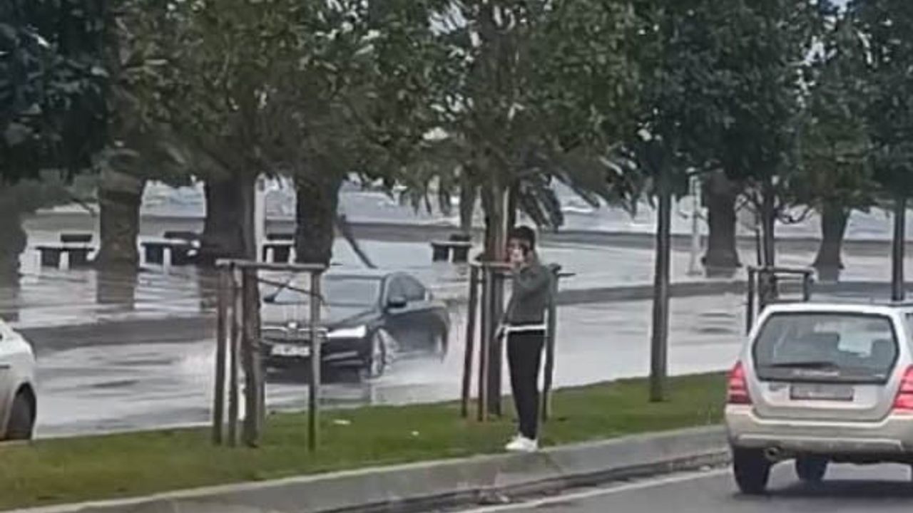 Pendik Sahili'nde Fırtına: Deniz Suyu Yola Taştı