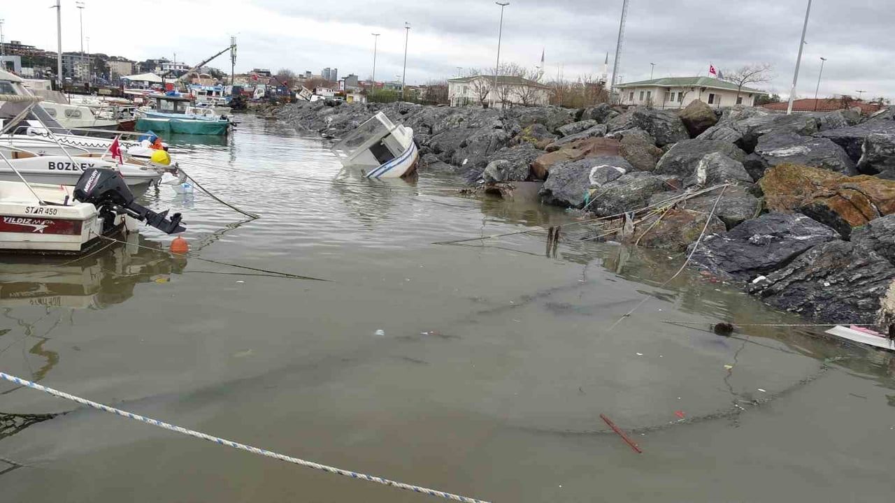 Pendik'te Denize Atık Su Alarmı: Kirlilik ve Koku Artıyor