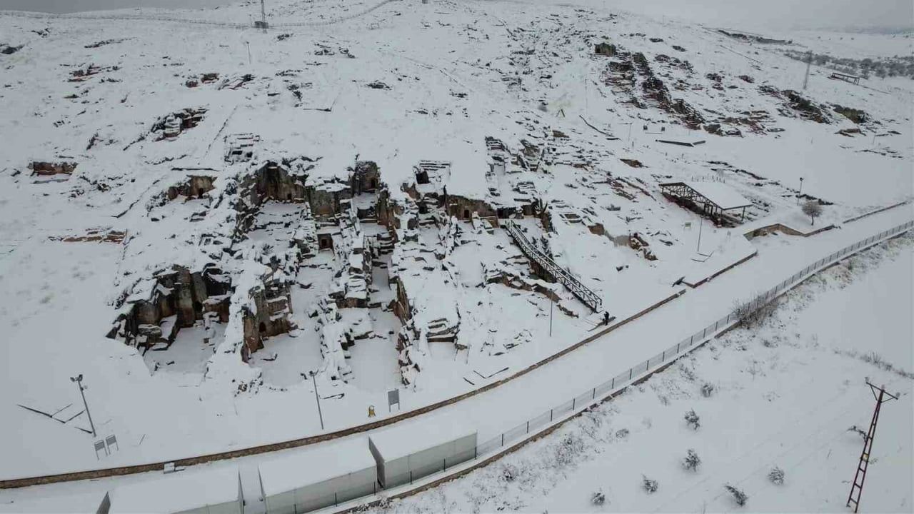 Perre Antik Kenti Karla Beyaz Örtüye Büründü — Adıyaman’da Eşsiz Manzara