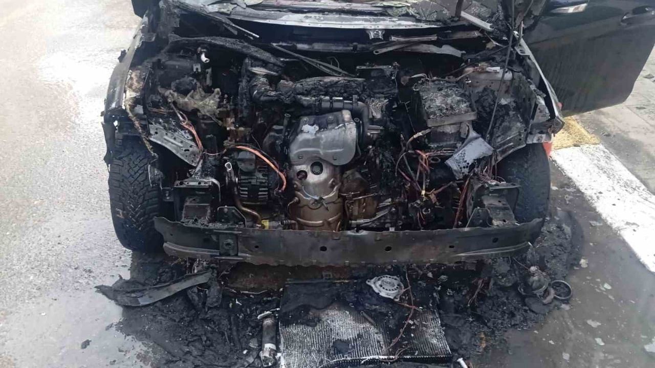 Pınarhisar'da Park Halindeki Otomobil Motorunda Yangın: Araç Kullanılamaz Hale Geldi