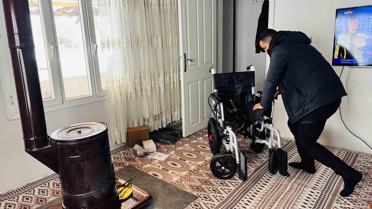 Polis Memuru Mustafa Şahin'den Şırnak'taki Engelli Vatandaşa Akülü Sandalye Desteği