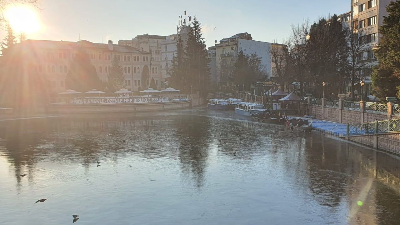 Porsuk Çayı Dondu: Eskişehir'de Güvercinlerin Buz Üzerindeki İlginç Görüntüsü