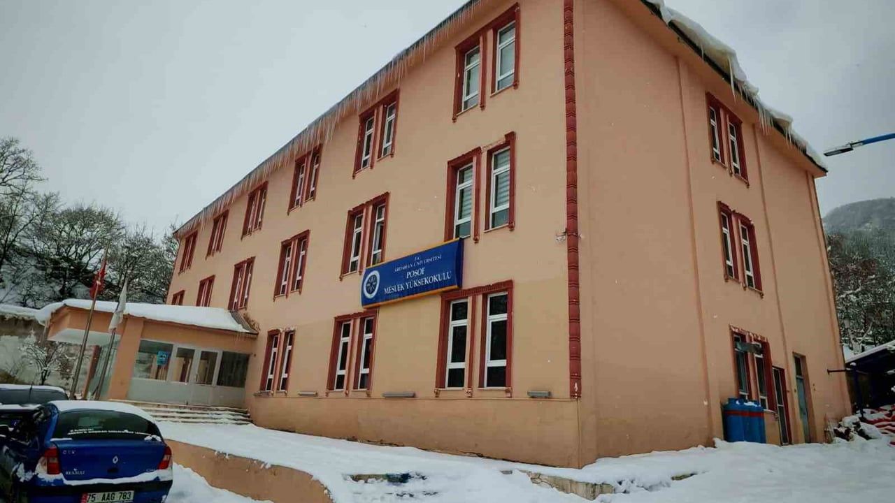 Posof Meslek Yüksekokulu'na Posoflu Müdür Temel İbrahim Oğuzhan Gökgöz