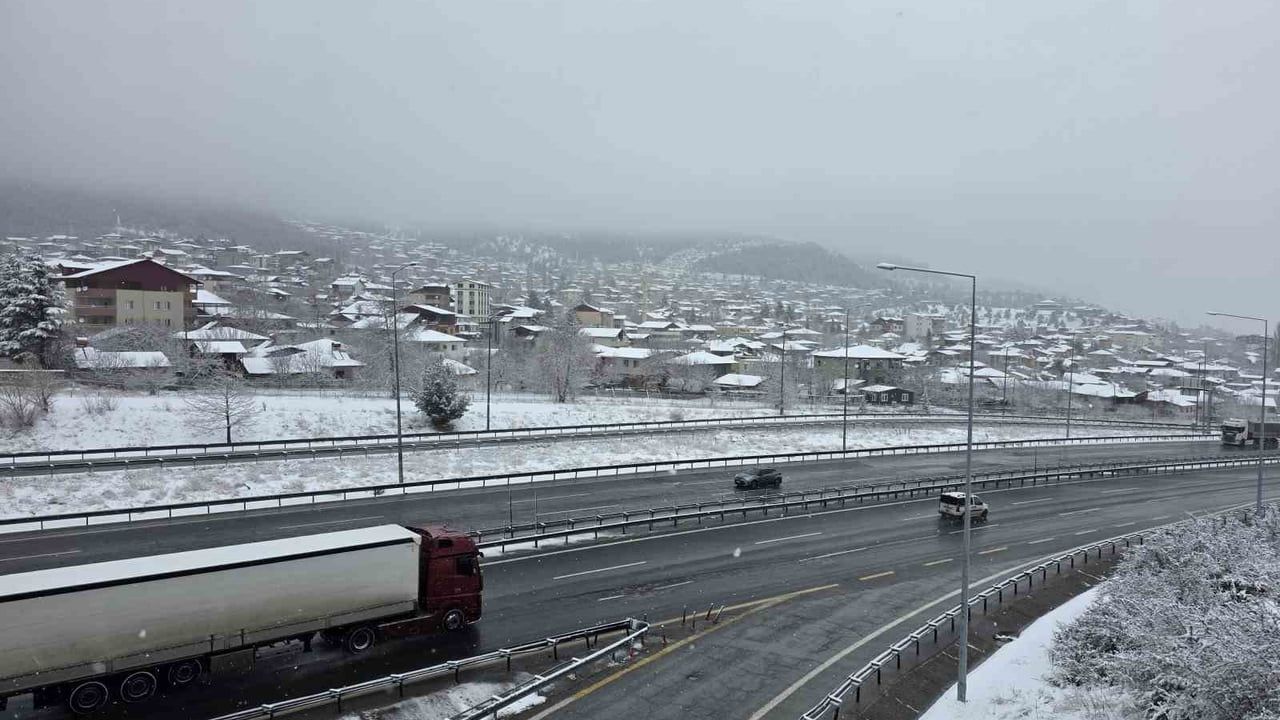 Pozantı Beyaza Büründü: Akçatekir'de Kar Keyfi, Yollar Tuzlandı