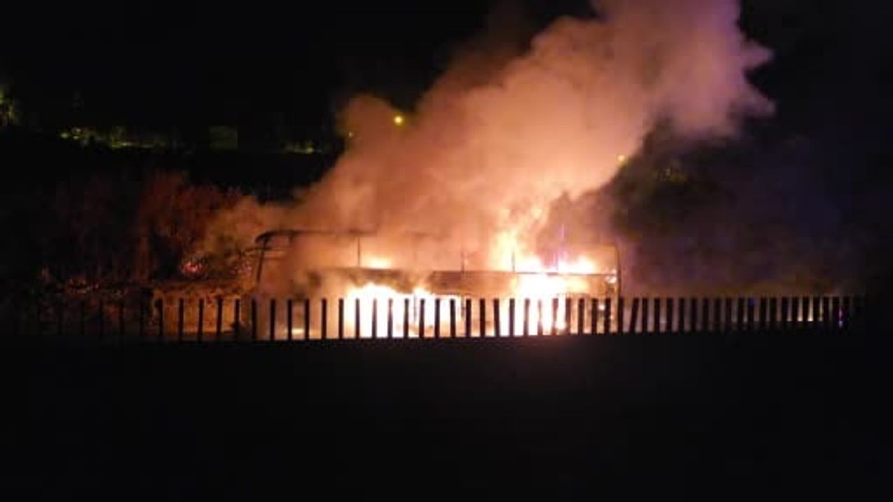 Pozantı'da Ali Osman Ulusoy Otobüsü Alev Alev Yandı — 39 Yolcu Tahliye Edildi