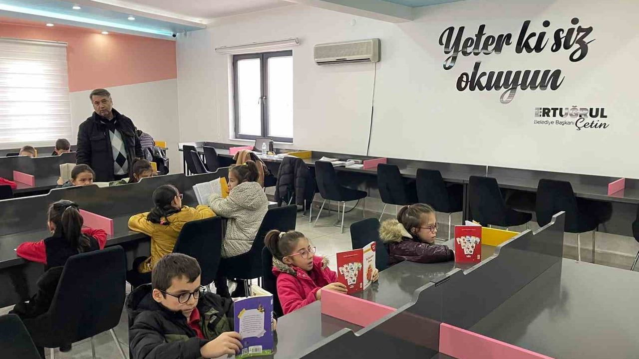 Pursaklar'da Ayyıldız İlkokulu'na Kitap Okuma Etkinliği