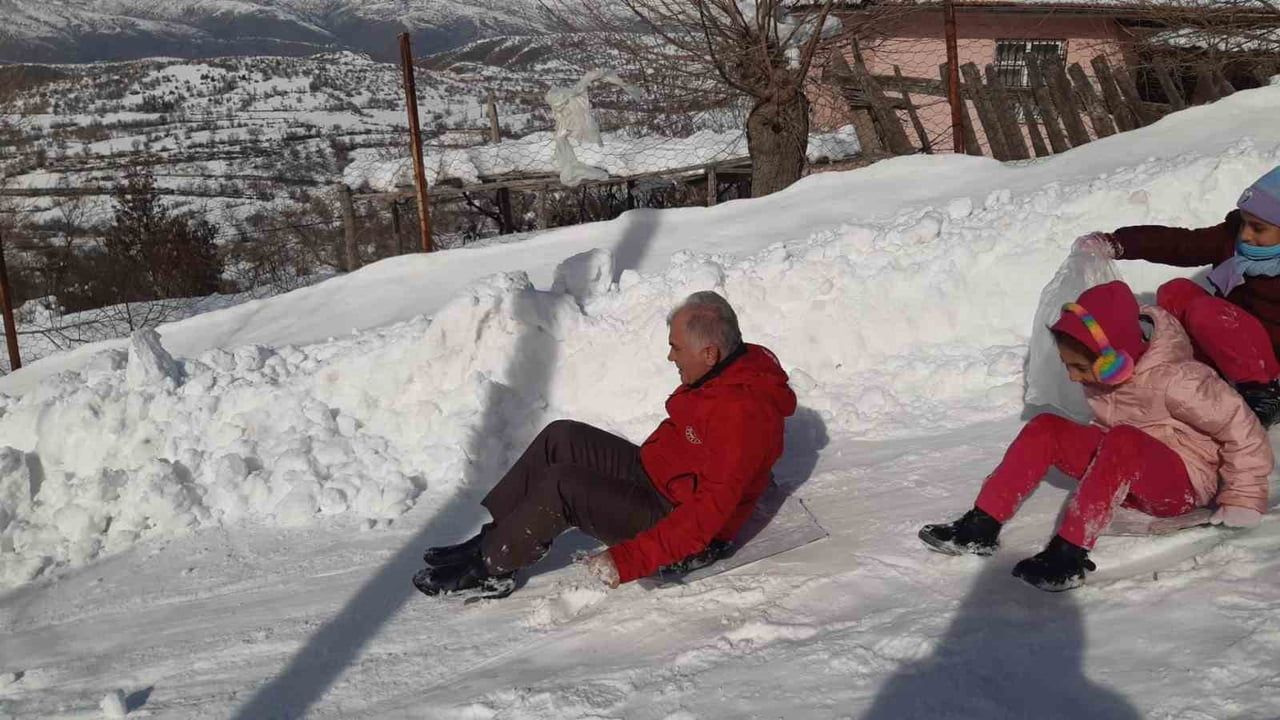 Pütürge'de Kış Kulübü: Poşetlerle Kaydılar, Sucuk Mangala Doydular