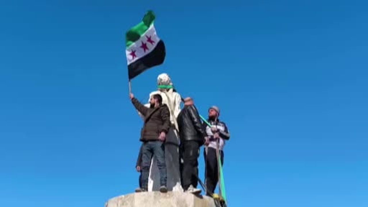 Rakka'da SDG Heykelleri İş Makineleriyle Yıkıldı