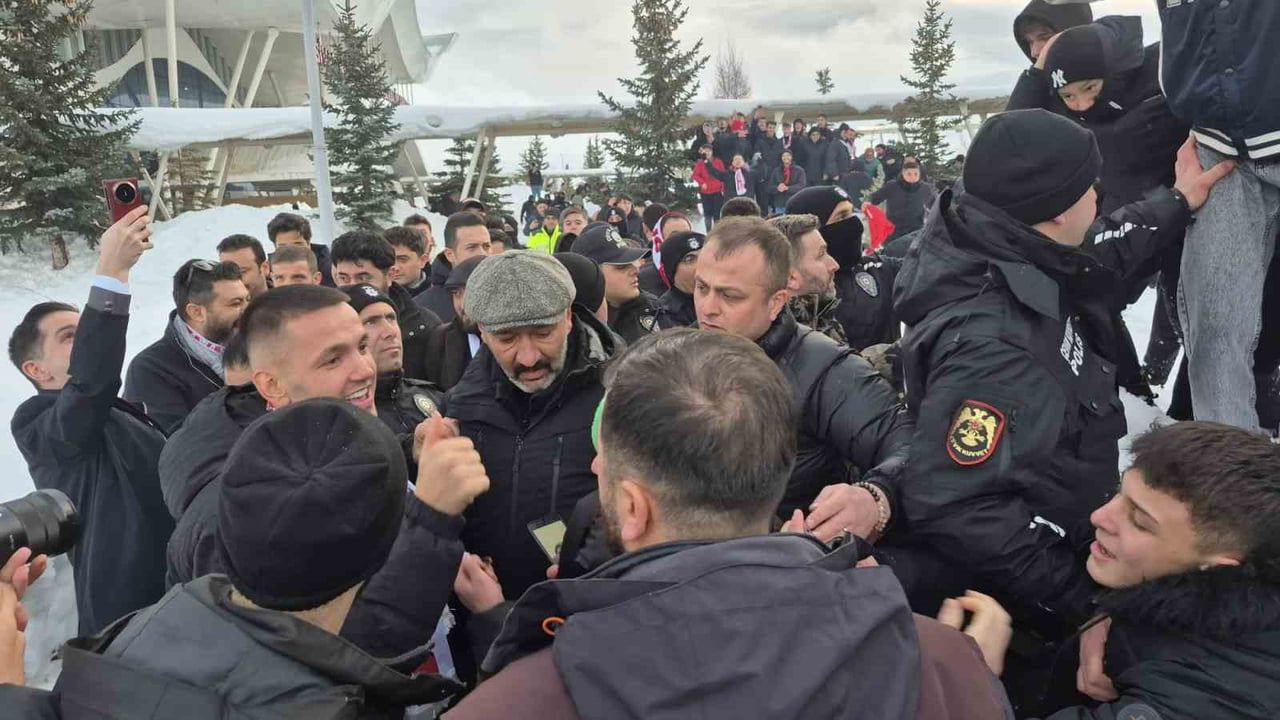 Rey Manaj, 555 Gün Sonra Sivas'ta: Sivasspor'a Coşkulu Karşılama