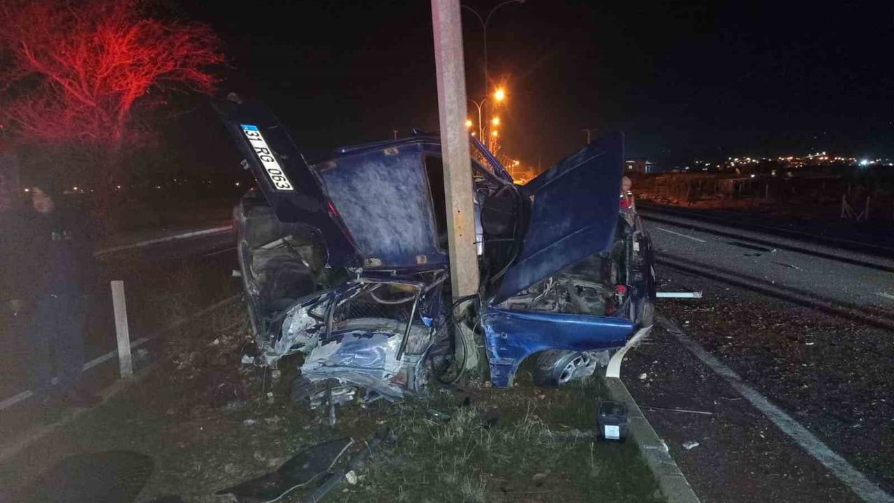 Reyhanlı'da Tofaş Aydınlatma Direğine Çarpıp İkiye Ayrıldı: 2 Yaralı