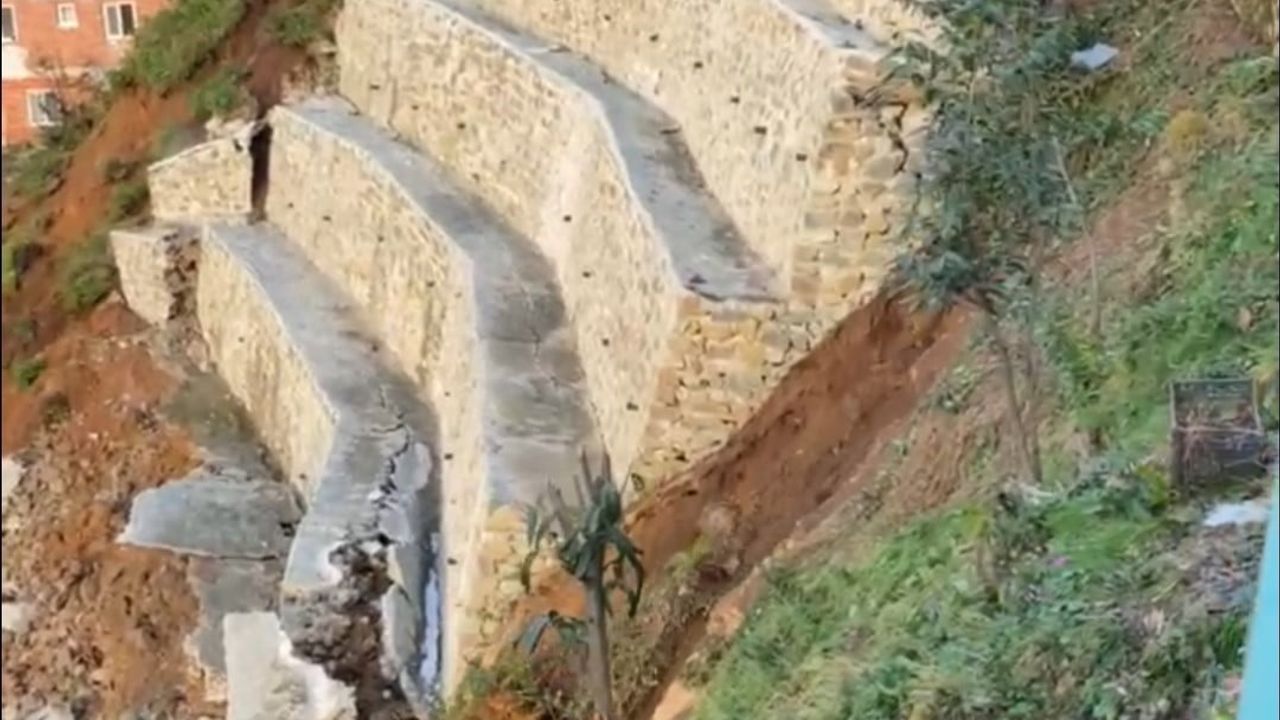 Rize'de İstinat Duvarı Çöktü: Bayırcık'ta 2 Ev Boşaltıldı, Yol Kapandı