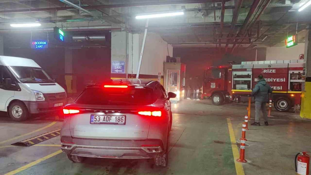 Rize'de yer altı otoparkında trafo yangını — Araçlara zarar yok