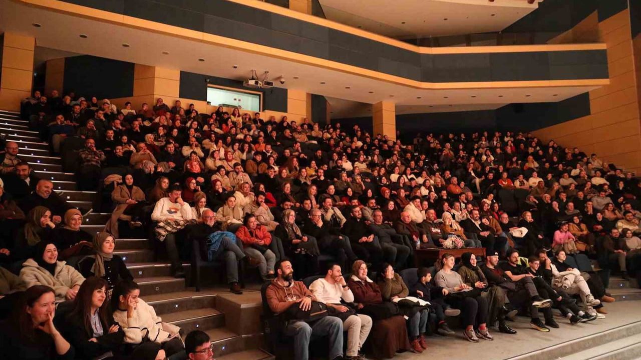 Ruh Öküzüm Sakarya'da Sahnelendi: Tiyatroya Yoğun İlgi