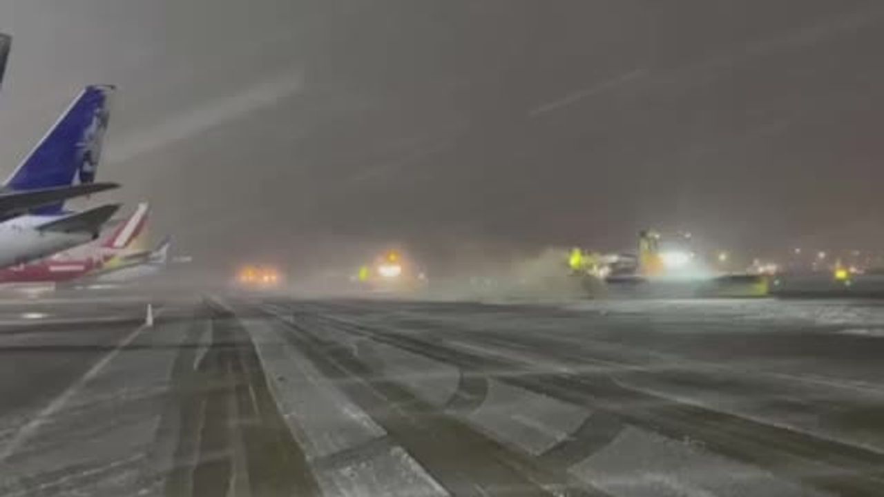 Sabiha Gökçen Havalimanı'nda Kar ve Buzla Mücadele Aralıksız Sürüyor