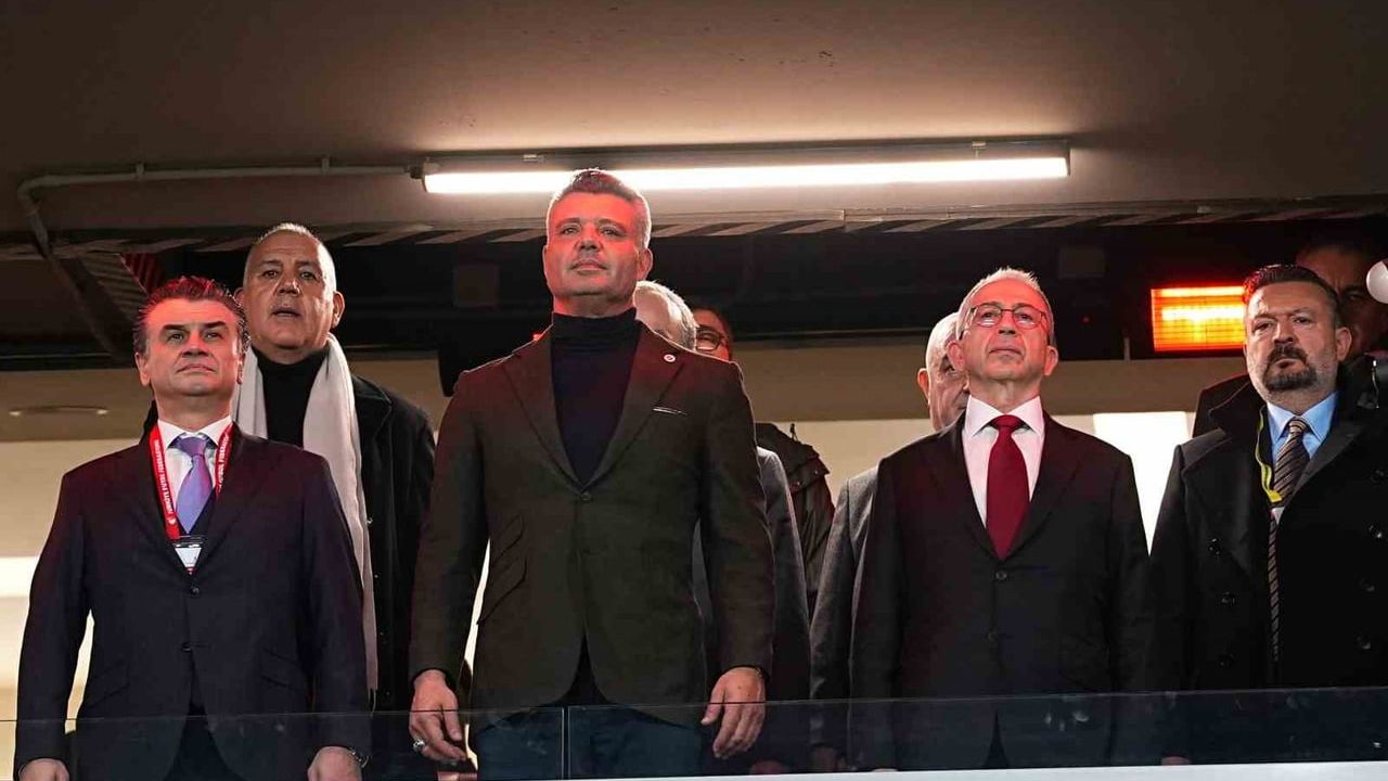 Sadettin Saran'ın ilk kupası: Fenerbahçe Turkcell Süper Kupa'yı 2-0 kazandı