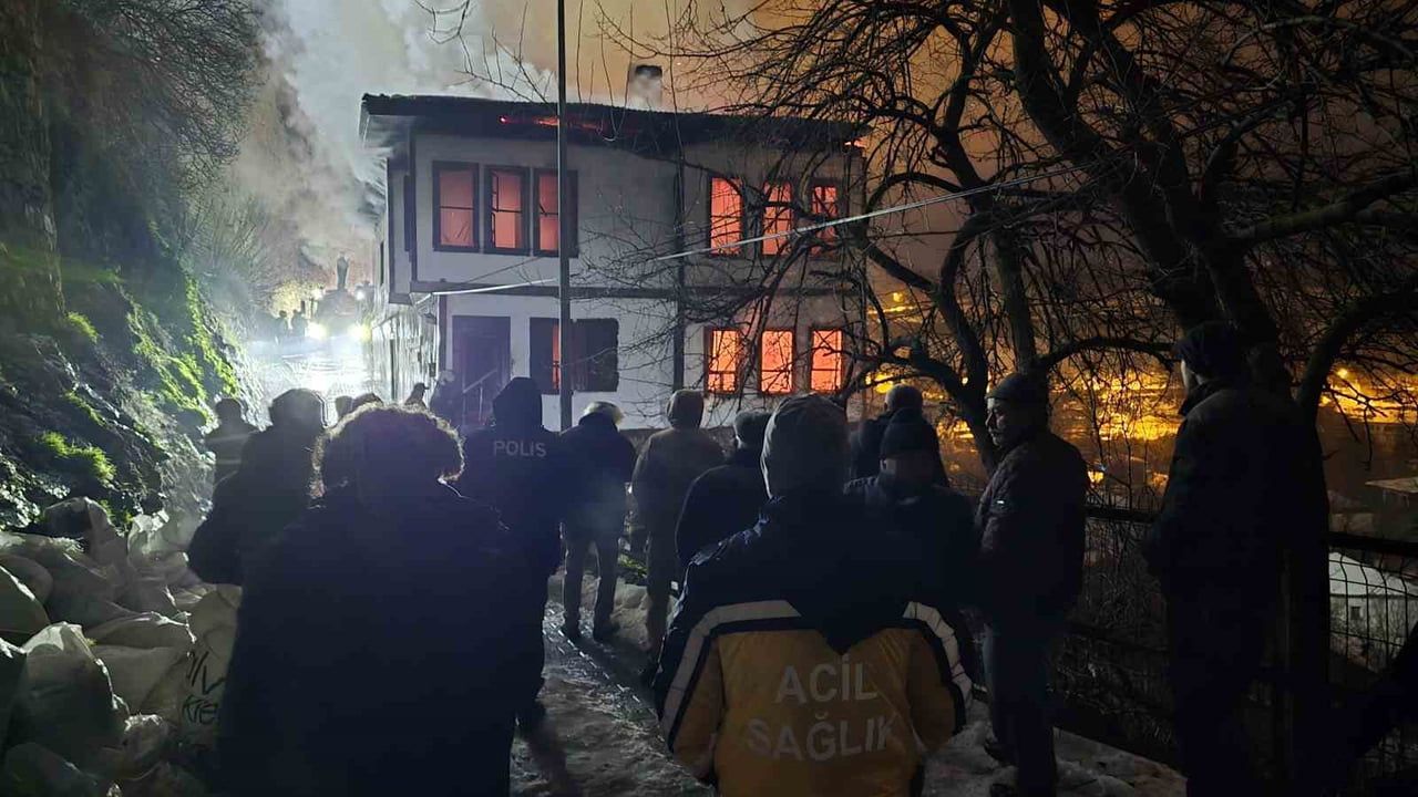 Safranbolu’da 200 yıllık tarihi konak alevlere teslim oldu