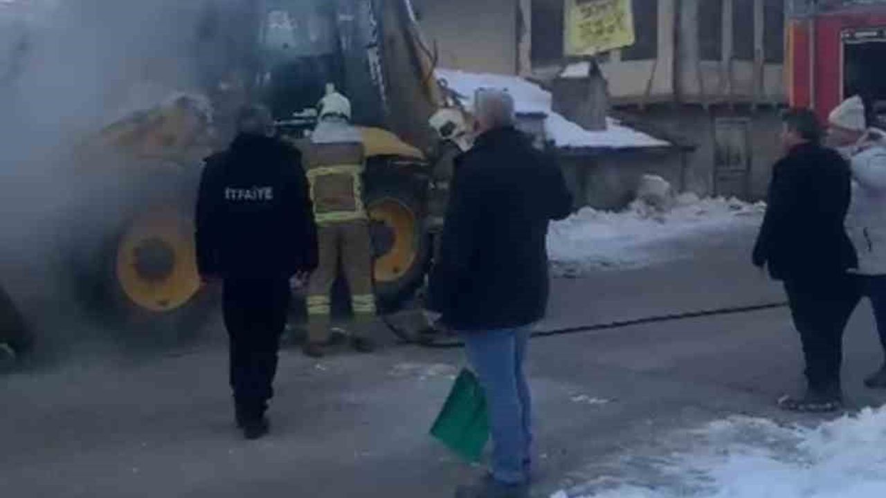 Safranbolu'da İş Makinesi Yangını: Vatandaşlar Karla Müdahale Etti