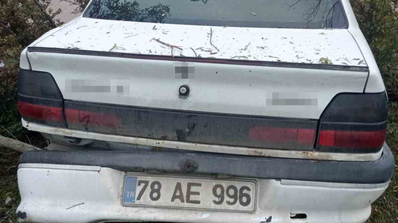 Safranbolu'da kamyonetle çarpışma: Otomobilde 3 kişi yaralandı