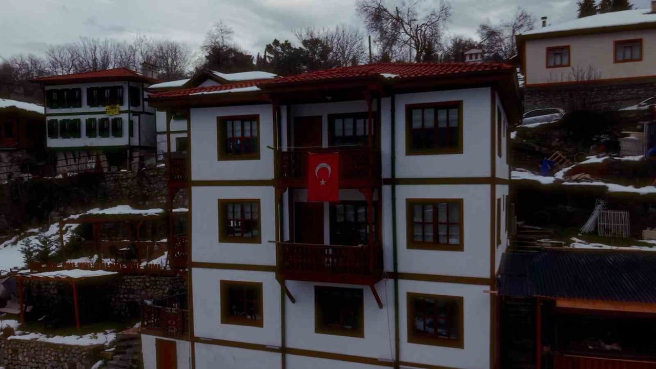 Safranbolu'da Kış Büyüsü: Tarihi Evler Karla Kartpostallık Görüntüler