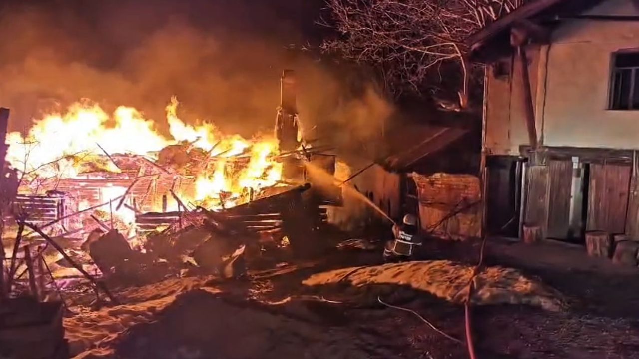 Safranbolu İnceçay'da İki Katlı Ahşap Ev Alevlere Teslim Oldu: 1 Yaralı