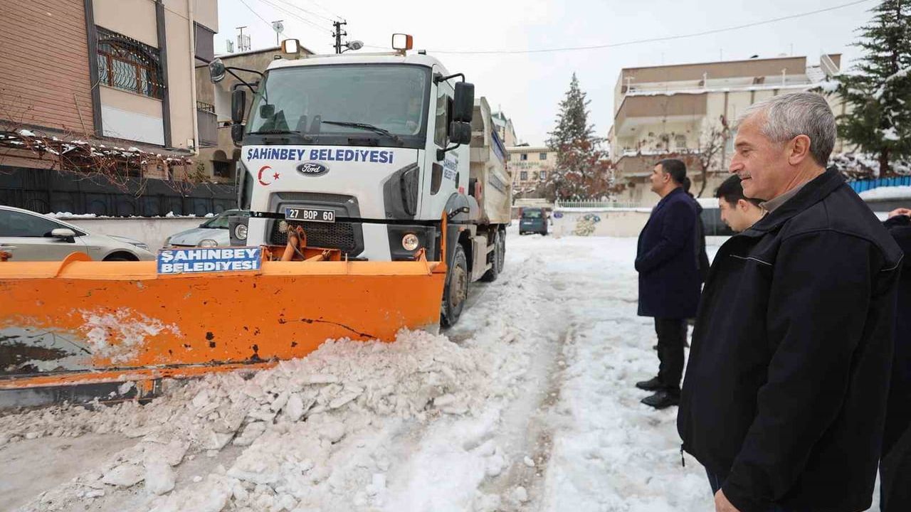 Şahinbey Belediyesi 7/24 Sahada: Gaziantep'te Karla Mücadele