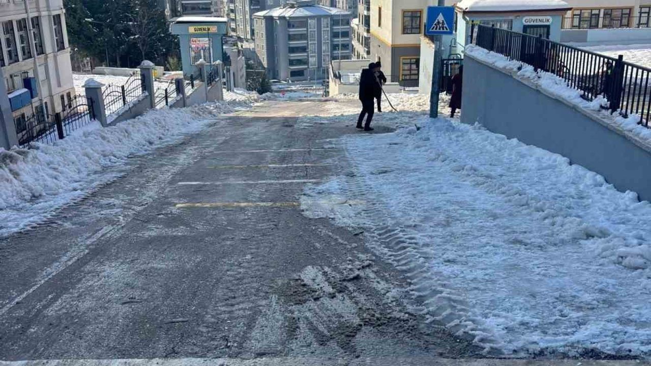 Şahinbey Belediyesi Okul Yollarını Kardan Temizledi: Eğitim Pazartesi Başlıyor