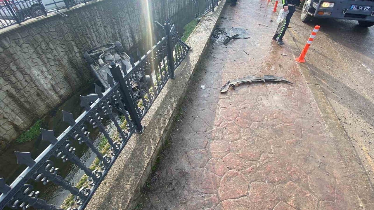Sakarya Akyazı'da Otomobil Su Kanalına Uçtu; Sürücü Yaralandı