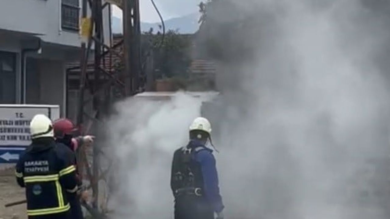 Sakarya Akyazı'da Trafo Yangını: Patlama Mahalleyi Tedirgin Etti