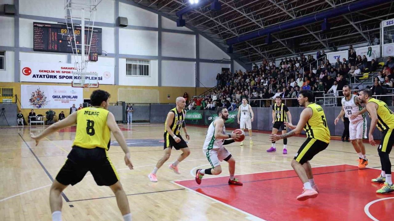 Sakarya Büyükşehir Basketbol Namağlup Serisini 12'ye Çıkardı — 94-84
