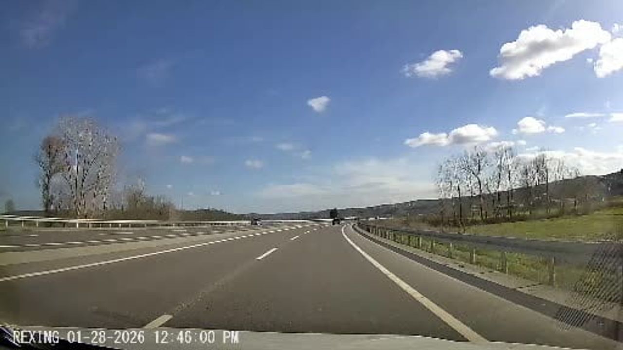 Sakarya D-650'de Şerit İhlali: 54 AIT 055’in Tehlikeli Geçişi Kamerada