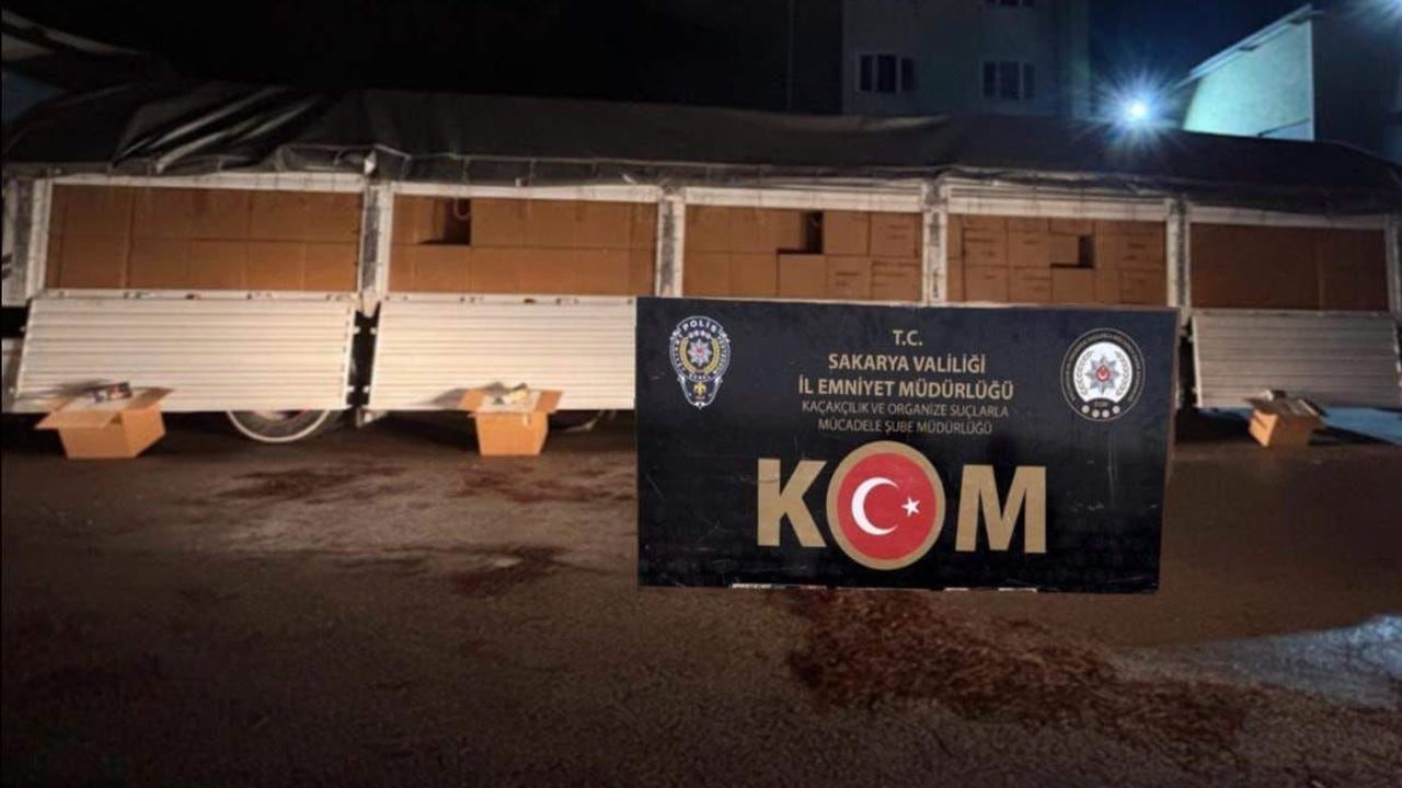 Sakarya'da 8 milyon kaçak makaron TEM'de yakalandı