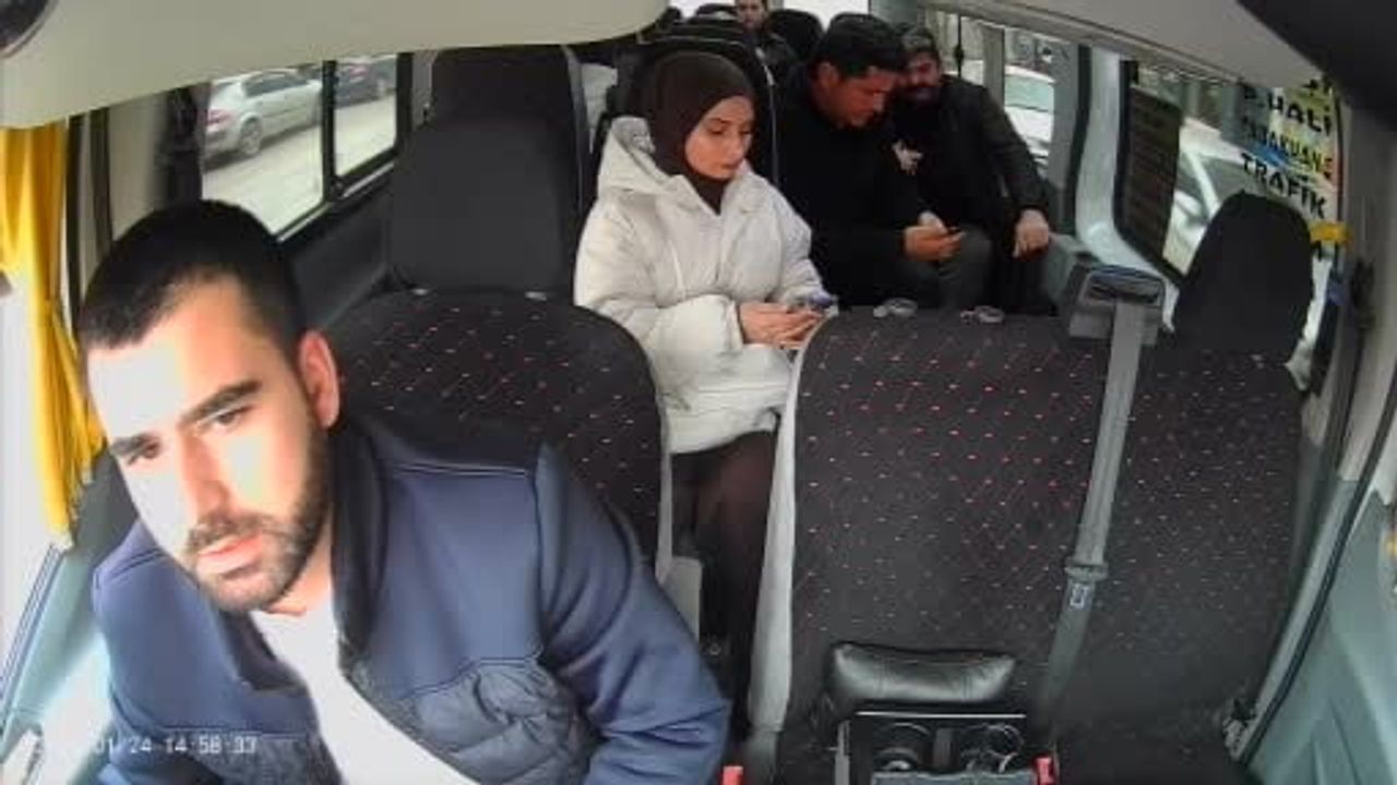 Sakarya'da Dolmuş Şoförü Fenalaşan Yolcuyu Hastaneye Yetiştirdi