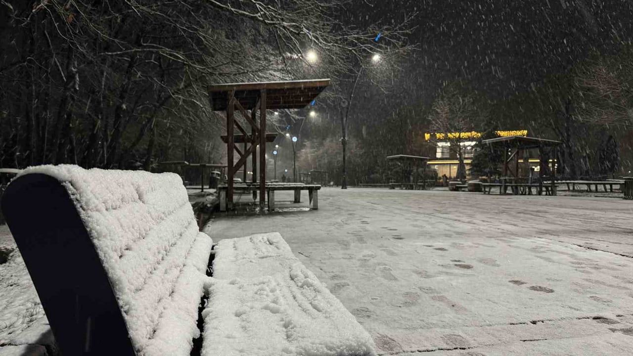 Sakarya'da Lapa Lapa Kar Yağışı: Şehir Merkezini Beyaza Bürüdü