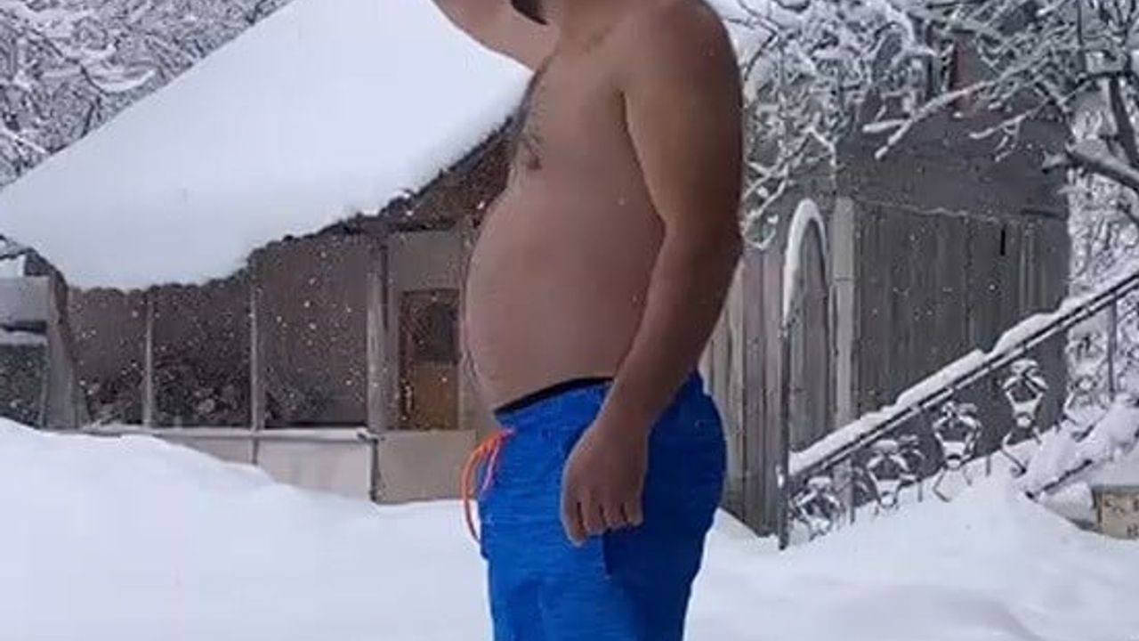 Sakarya'da Şortla Kardaki Gösteri: Eksi 10'da 1 Buçuk Metrede 'Yüzme'