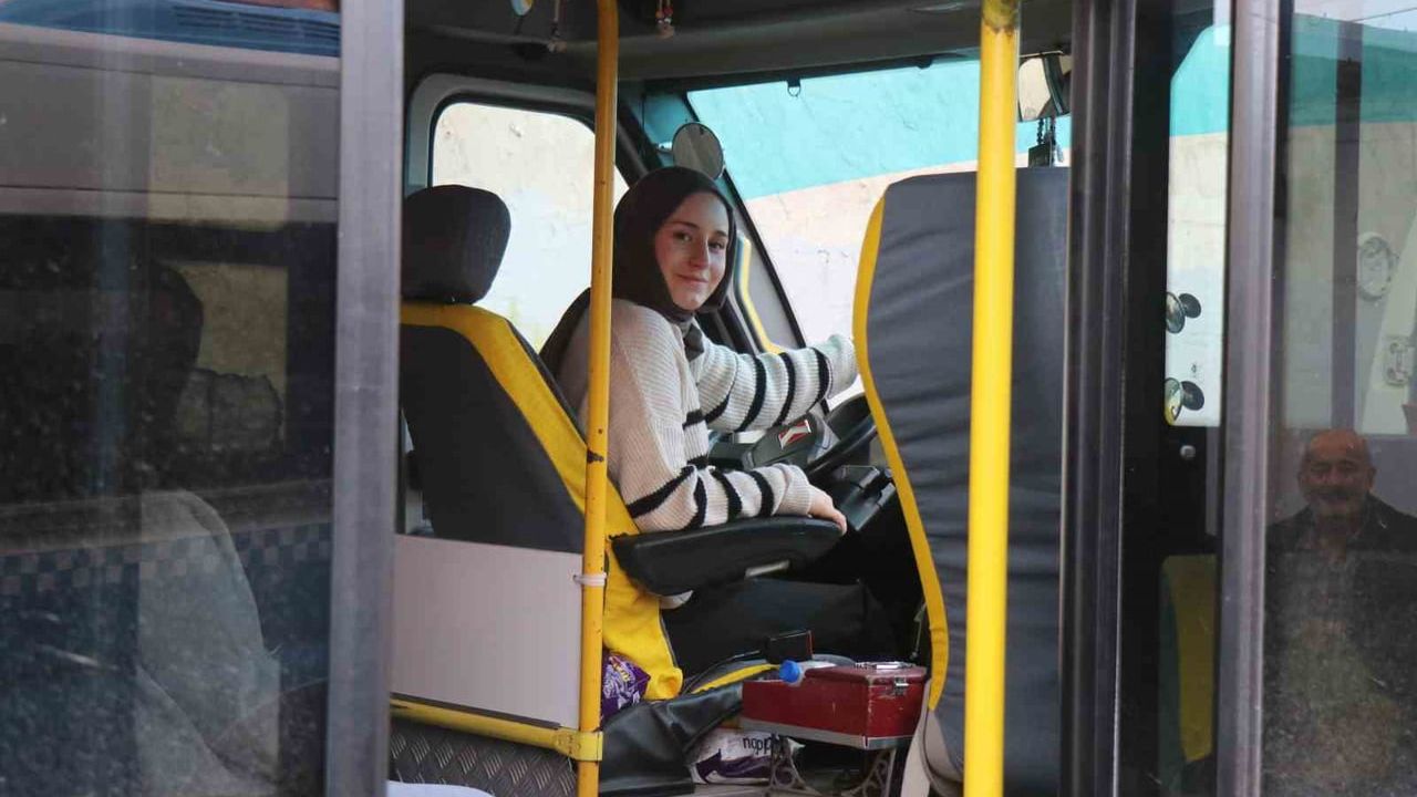 Sakarya'da Sude Naz Topçu: 22 Yaşında Minibüs Şoförü Kadınlara İlham Veriyor