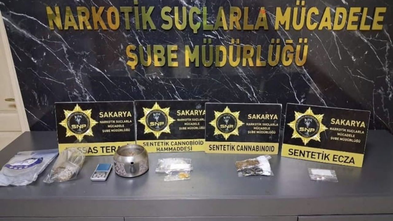 Sakarya'da uyuşturucu operasyonu: 15 kilo bonzai üretilebilecek hammadde ele geçirildi, 10 gözaltı