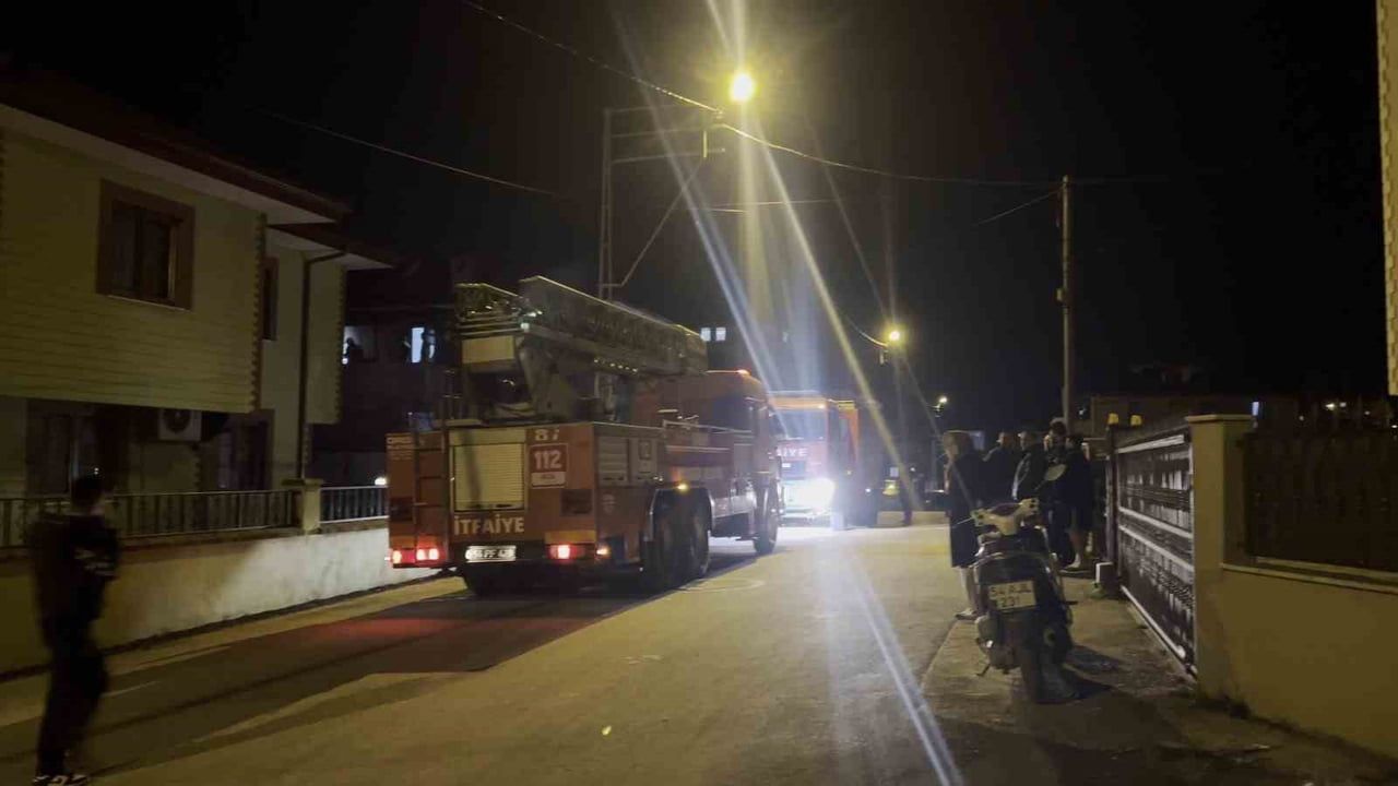 Sakarya Kaynarca'da Balkon Yangını İtfaiye Tarafından Söndürüldü