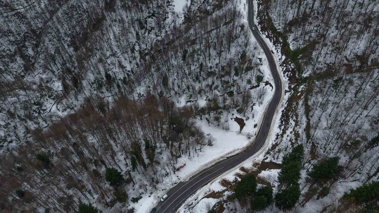 Sakarya'nın 900 Rakımlı Çam Dağı'nda Kartpostallık Kar Manzarası