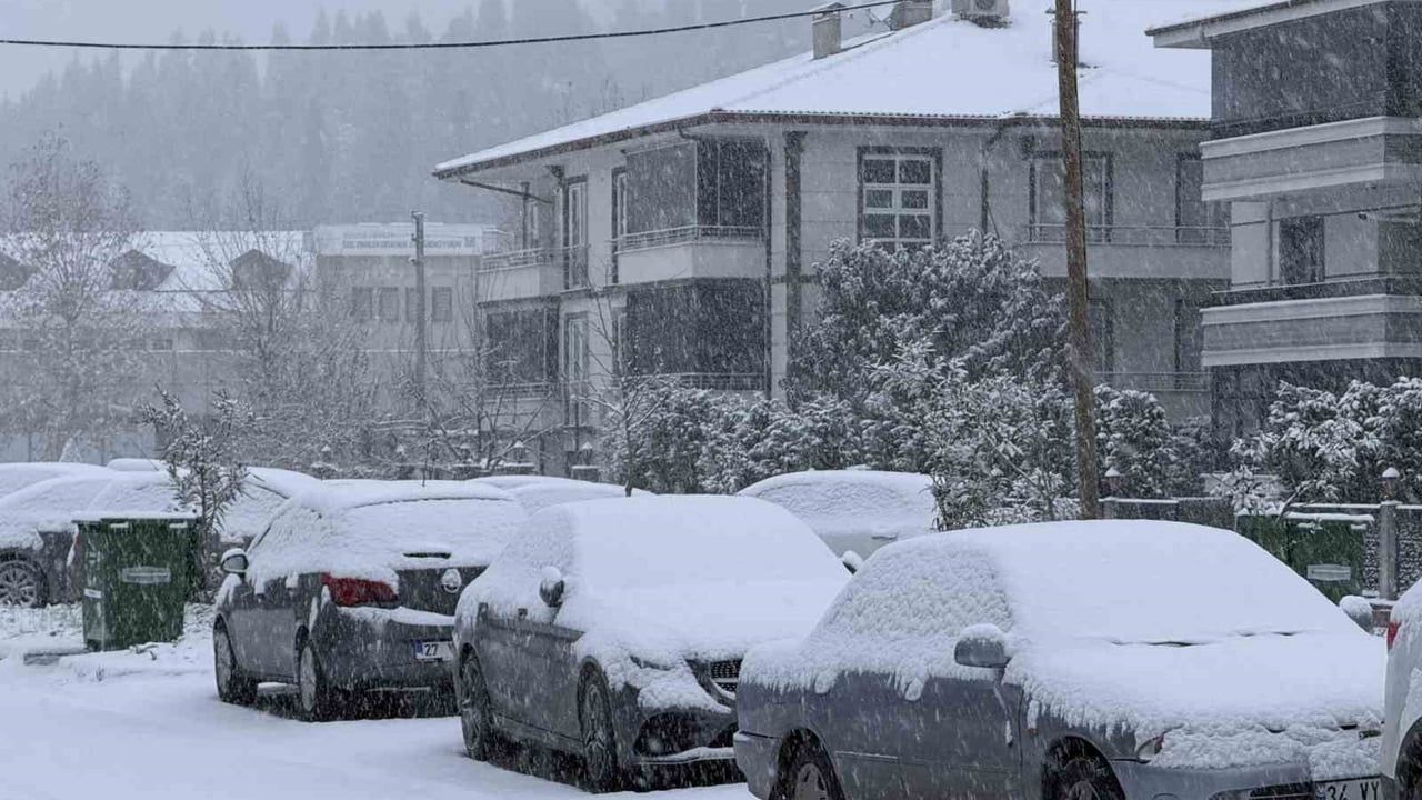 Sakarya Yeni Yıla Karla Uyandı: Şehir Merkezinde Lapa Lapa Kar