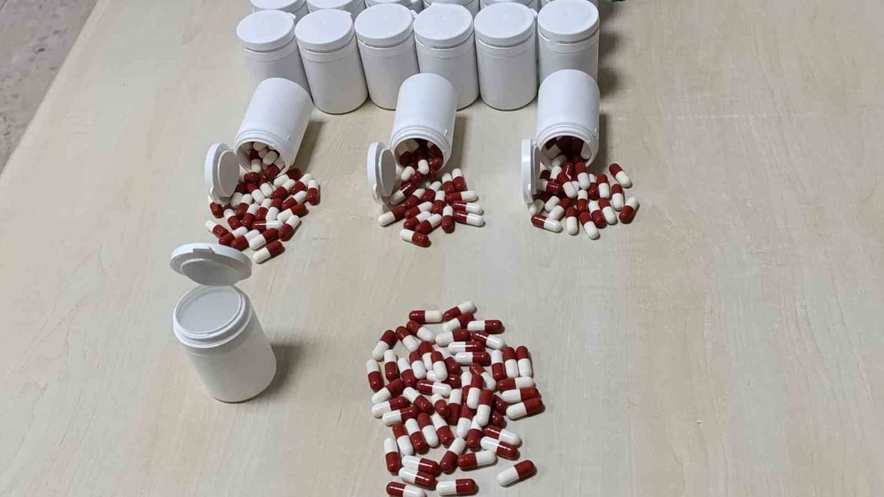 Salihli'de Çantadan 1.163 Uyuşturucu Hap Çıktı — 2 Şüpheli Tutuklandı