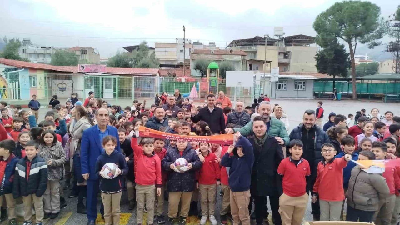 Salihli'de Galatasaraylı Taraftarlardan İlkokula Spor Malzemesi Desteği
