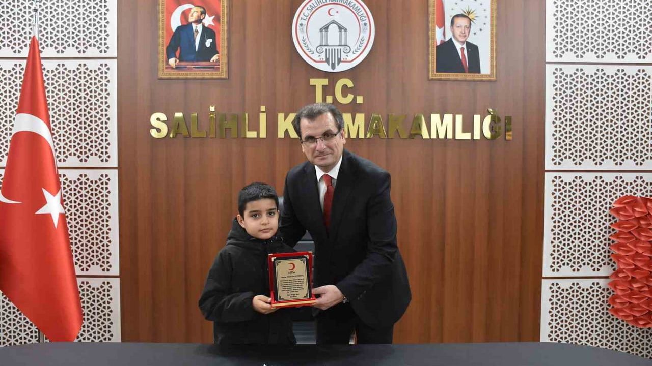 Salihli'de Kan Bağışı Farkındalığı: Öğrenciler Kaymakamı Ziyaret Etti