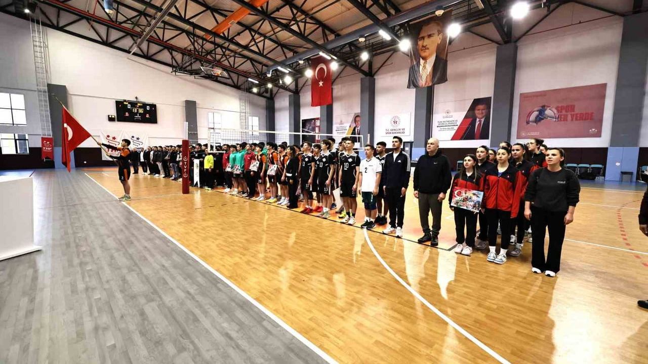 Salihli'de Okul Sporları Voleybol Gençler (A) Grup Müsabakaları Başladı