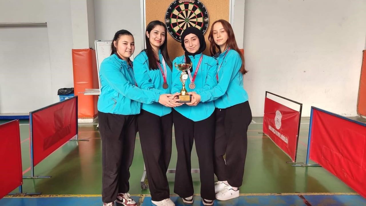 Salihli Genç Dartçılardan Gururlandıran Başarı: Şahin Şen Lisesi İl Üçüncüsü