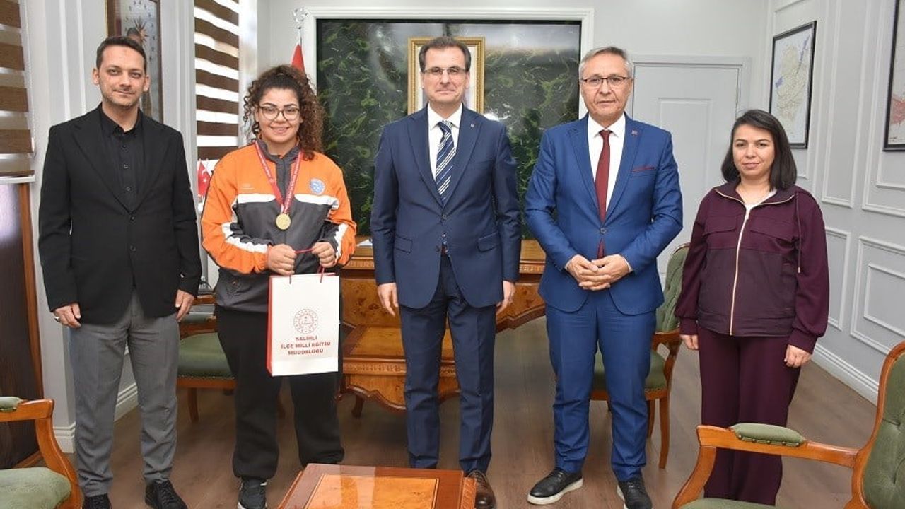 Salihli Kaymakamı Güldoğan, Türkiye Şampiyonu Mürüvvet Nur Özkan'ı Ağırladı