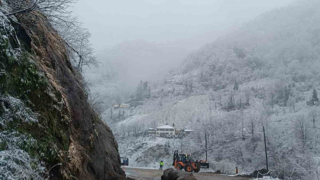 Şalpazarı-Beşikdüzü Karayolunda Heyelan: Ulaşım Tek Şeritten Sağlanıyor