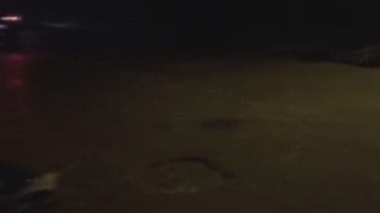 Samandağ'da Çukur 6 Araca Zarar Verdi: Vatandaş Belediyeden Yardım İstiyor