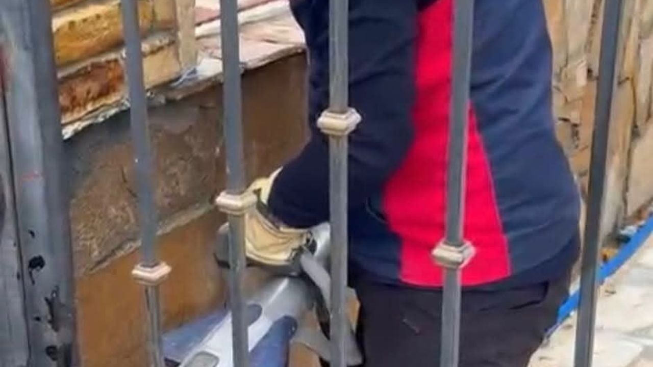 Samandağ'da Demir Korkulukta Sıkışan Köpek İtfaiye Tarafından Kurtarıldı