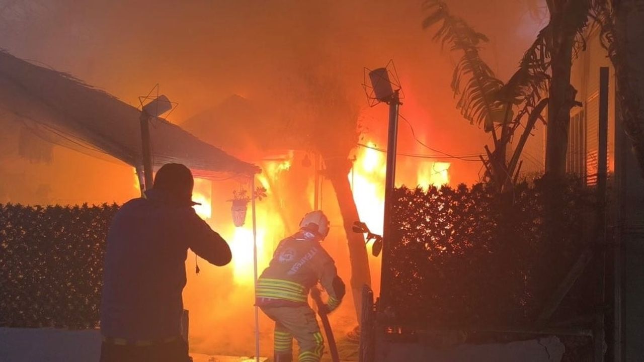 Samandağ'da depremzede konteyneri yandı